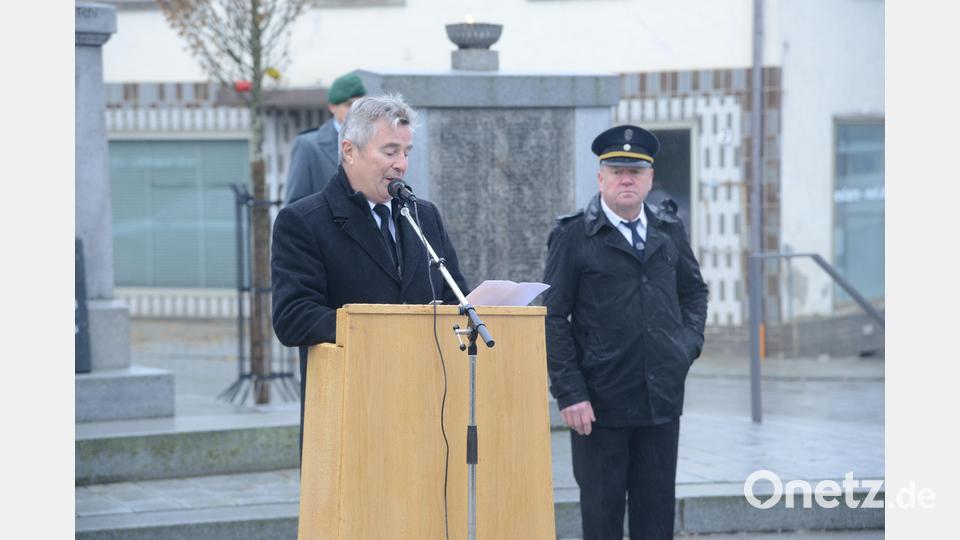 Bürgermeister Reiner Gäbl und Albert Grießl, Vorsitzender des Soldaten- und Kriegervereins Eslarn, sprechen bei der Gedenkfeier zum Volkstrauertag. Bild: bey