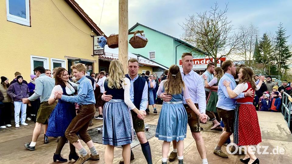 16 Paare tanzen bei der Kirwa in Thansüß den Baum aus. Bild: Krones