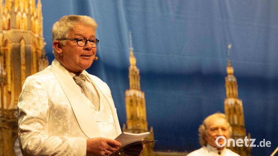 Die ebenso charmante wie unterhaltsame Führung durch das Programm übernahm Ernst Dollwetzel, der nicht nur als Moderator agierte, sondern auch besinnliche Weihnachtsgeschichten vorlas. Bild: rw