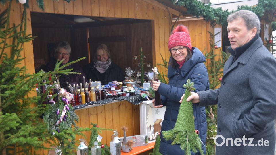 An den Verkaufsbuden gibt es unterschiedliche Sachen zu kaufen. Archivbild: dob