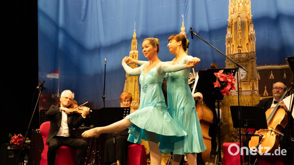 Ein Ensemble aus Balletttänzerinnen des Nationaltheaters Prag unter der Leitung von Daniela Pok begeisterte das Publikum mit anmutigen Tanzszenen wie hier &quot;Der Schlittschuhläufer-Walzer&quot;. Bild: rw