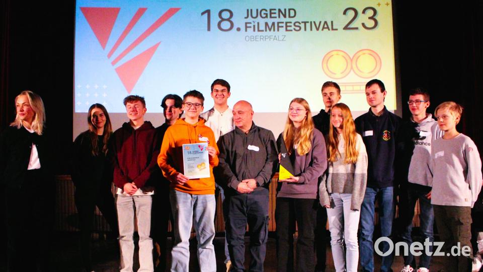 Die Mediengruppe des Gymnasiums Neutraubling gewann mit ihrem elfminütigen Film &quot;Die Rose&quot; den ersten Preis der Jury und den Publikumspreis. Christoph Wiltschko (Dritter von rechts) überzeugte außerdem mit seinem Image-Film &quot;Brandheiß – ein Funke springt über&quot; für die Jugendfeuerwehr Neutraubling, in der er aktiv ist. Bild: Dagmar Williamson
