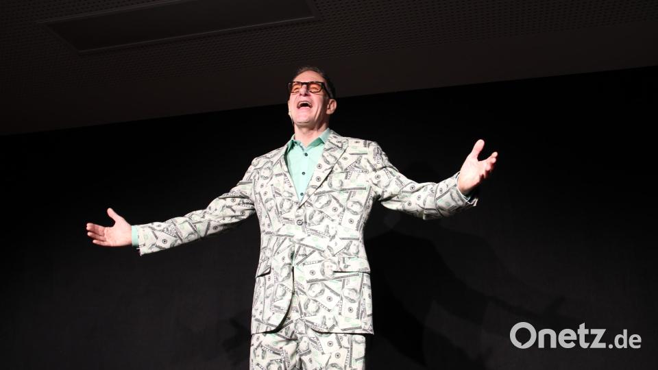 Der selbst ernannte &quot;Homöopath des Geldes&quot;, Kabarettist Chin Meyer, macht in seinem Banknoten-Anzug eine gute Figur auf der Futura-Bühne. Bild: prh