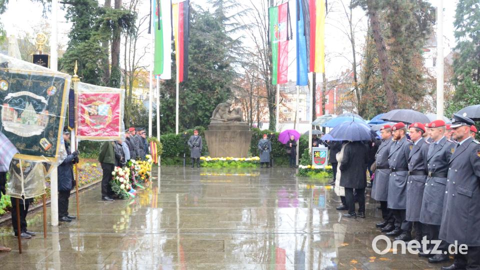 Am Kriegerdenkmal in der Konrad-Adenauer-Anlage gedenken die Besucher der Kriegstoten. Bild: Kunz