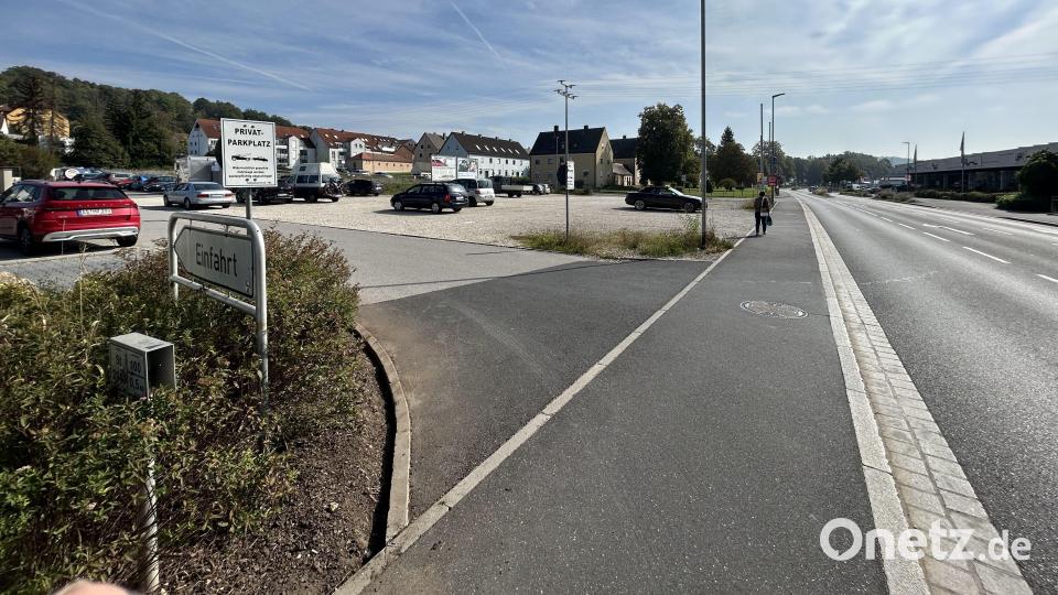 An der Einfahrt zum FEZ verläuft nur ein Gehsteig. Im Hintergrund liegt ein privates Grundstück, das temporär als Parkplatz genutzt wird. Ein neuer kombinierten Geh- und Radweg könnte hier eine mögliche Gefahrenstelle beseitigen. Archivbild: Andreas Royer