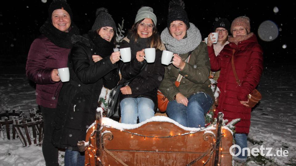 Ein etwa 100 Jahre alter Schlitten war ein beliebtes Fotomotiv beim Bärnauer „Adventszauber“. Auch Freundinnen aus Bärnau genossen dort eine Tasse Glühwein. Bild: kro