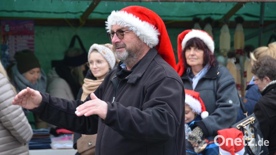 Bestimmt wird der "Romantische Weihnachtsmarkt" wieder ein Event voller Höhepunkte mit Besuchern, die sich abends nur so durch die Budenstadt drängen. Archivbild: dob