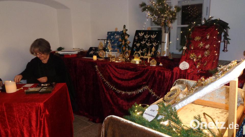 Theodora Schwärzler zeigt im Thammerhaus ihre Klosterarbeiten und auch, wie sie hergestellt werden. Bild: amö
