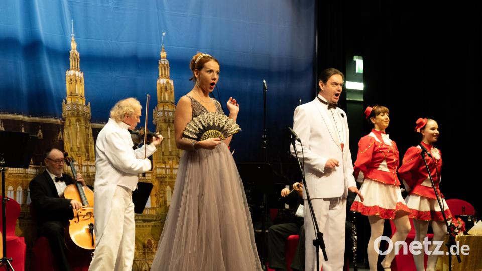 Die renommierte Sopranistin Ginger McFerrin und der Tenor Mila Wilden verliehen dem Programm eine einzigartige Note. Im Hintergrund Konzertmeister Wenzel Plasil. Bild: rw