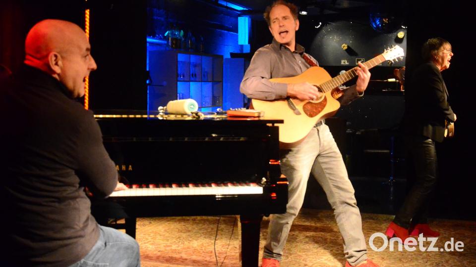 Matthias Leitner, Tobias Ostermeier und Inge Faes-Wagner aus Regensburg stellen das &quot;Bistrot Paris&quot; auf den Kopf. Bild: Kunz