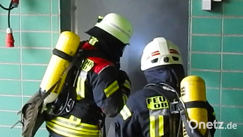 Beim Lehrgang für Atemschutzträger müssen die Feuerwehrleute auch einen praktischen Teil absolvieren. Bild: Albert Burger/exb
