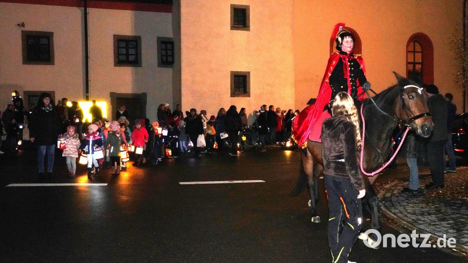 Mit Gelassenheit marschiert die Stute „Lady Toskana“ mit Rebecca Bergler als St. Martin beim Martinszug von der Pfarrkirche zur Kita. Bild: fvo