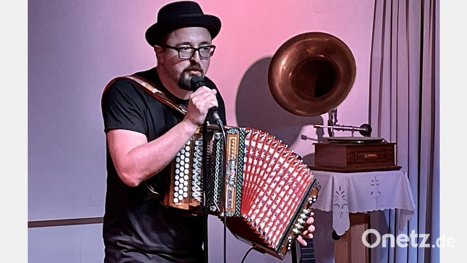 Helmut A. Binser trat in der Kulturscheune Elbart auf. Bild: Krones