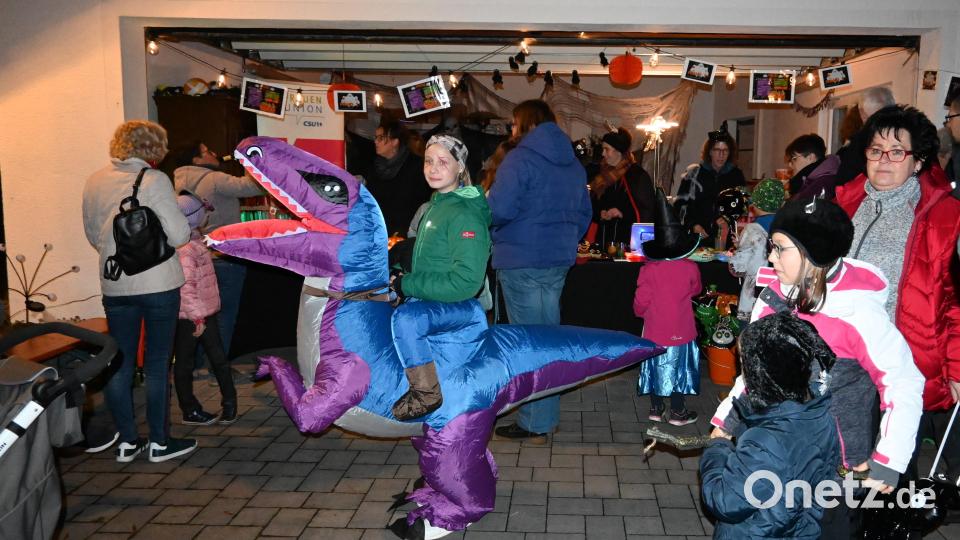 Lea kommt auf dem Dino vorbeigeritten, auch sie beide suchen Stärkung bei der FU-Gruselparty. Bild: kki