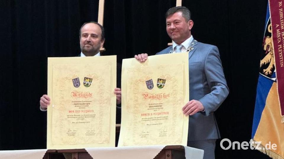Die Erinnerungsurkunden zum 20-jährigen Bestehen der Partnerschaft zwischen Bor und Pleystein sind unterzeichnet. Bors Bürgermeister Rudolf Kodalik hält die Urkunde in deutscher Sprache, Amtskolllege Rainer Reiwitzer hat die Urkunden in tschechischer Sprache in seinen Händen. Bild: bey