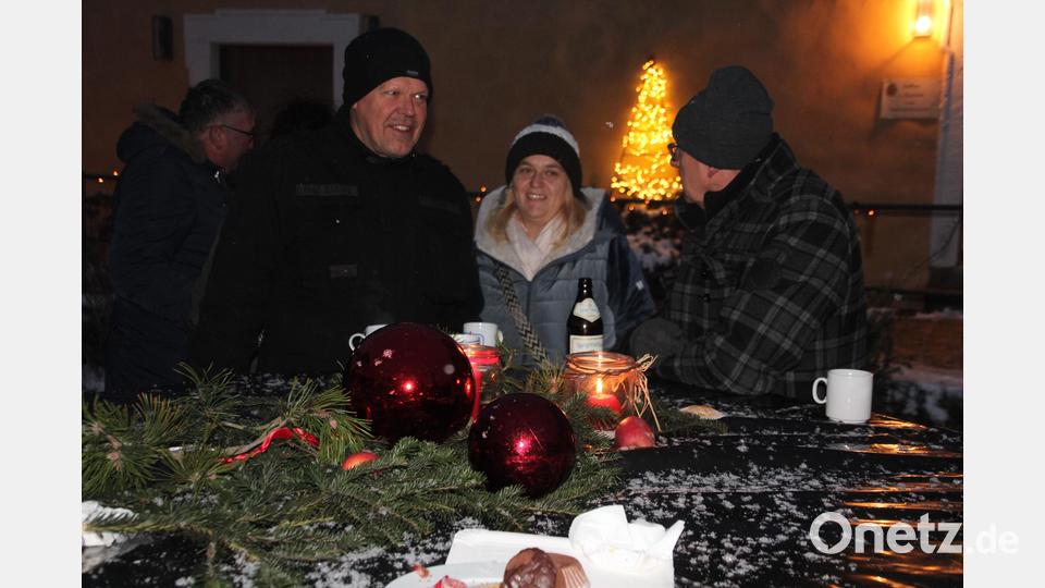 Auch für die Kulinarik war gesorgt: Angeboten wurden Glühwein oder Feuerzangenbowle, dazu gab es Bratwürste und Kartoffelspiralen. Bild: kro