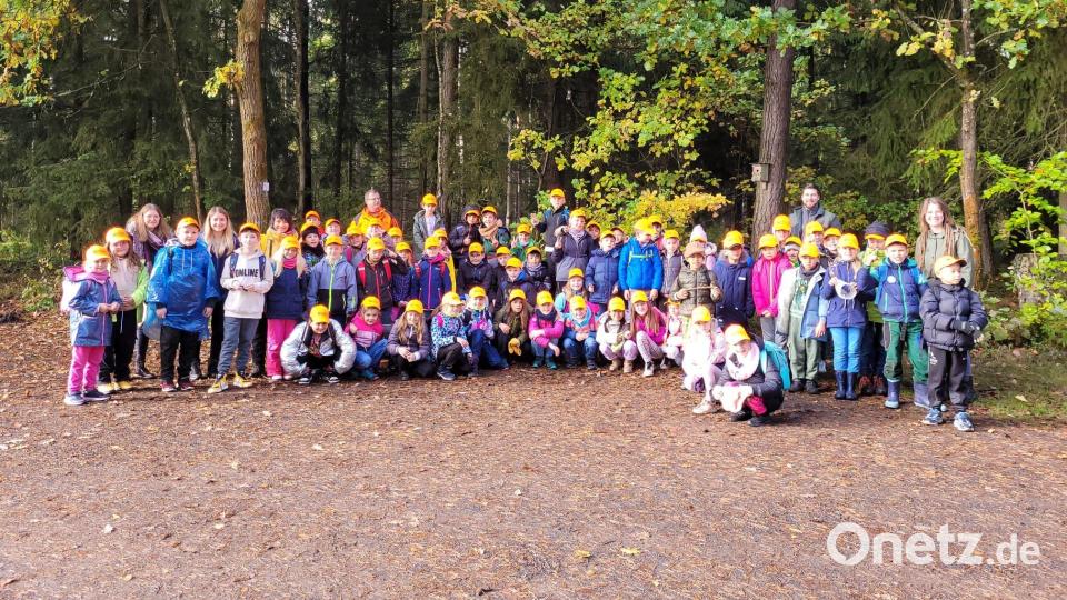 Eine Walderlebnistour unternahmen die dritten Klassen der Grundschule Waldsassen. Bild: Maria Bruischütz/exb