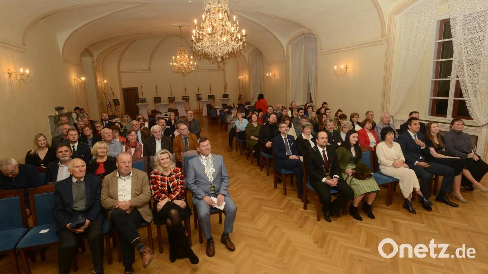 Im Festsaal des Schlosses Bor feierten die Stadt Bor und die Stadt Pleystein das 20jährige Bestehen der Partnerschaft. Noch verfolgen hier die Gäste die gemeinsame Begrüßung der beiden Geschäftsleiter Miro Cvrk und Günter Gschwindler. Bild: bey