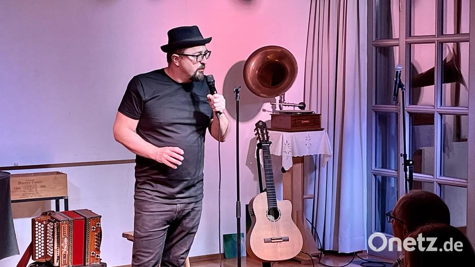 Helmut A. Binser trat in der Kulturscheune Elbart auf. Bild: Krones