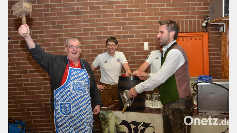 &quot;O&#039;zapft is!&quot; Fast wie auf dem Oktoberfest ist die Freude über den gelungenen Fassanstich bei Rainer Gebert groß. Braumeister Uli Scheuerer (rechts) zapft gleich die erste Halbe. Bild: dob