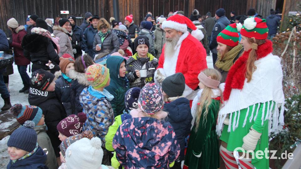 Der Überraschungsbesuch des heiligen Nikolaus mit seinen Wichteln im Gefolge beim Hohentahner Adventsmarkt sorgte für freudestrahlende Kinder. Bild: kro