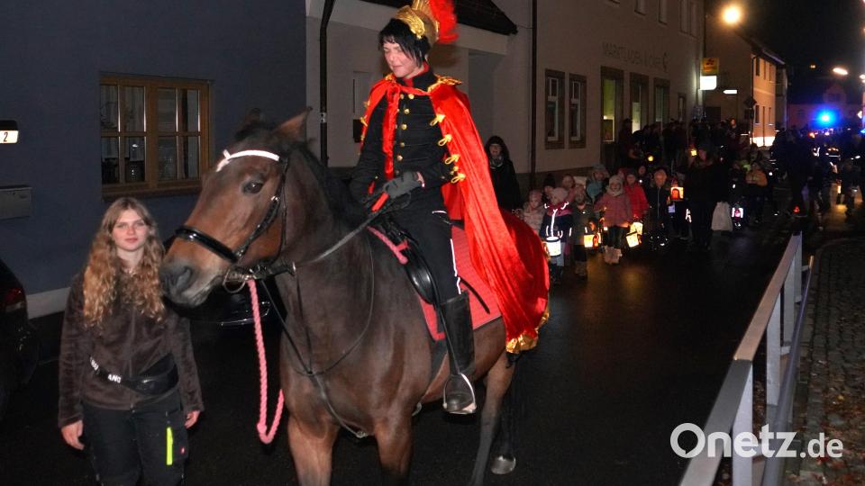 Mit Gelassenheit marschiert die Stute „Lady Toskana“ mit Rebecca Bergler als St. Martin beim Martinszug von der Pfarrkirche zur Kita. Bild: fvo