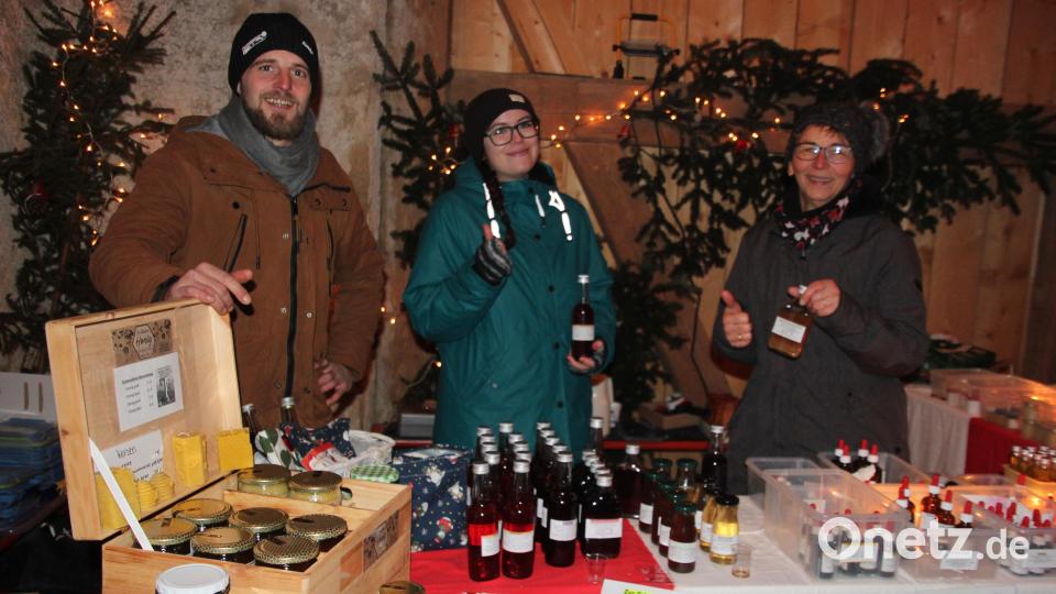 Christine Höcht (rechts) aus Fuchsmühl ist von Beginn an beim Adventsmarkt in Hohenthan dabei. Sie verkaufte Honig, Kräuter und diverse Öle. Bild: kro