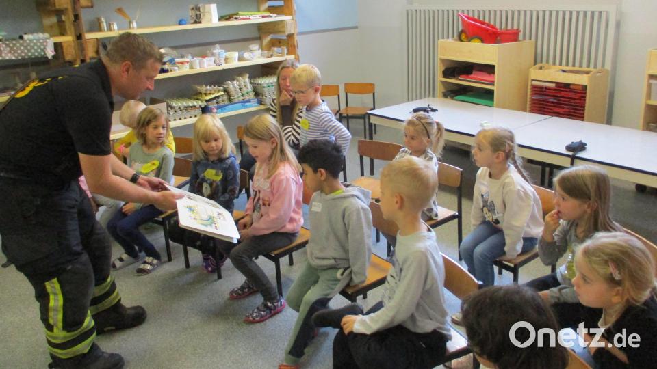 Feuerwehrmann Daniel Kircher (links) bei der Brandschutzerziehung im Kinderhaus &quot;Die kleinen Hankerler&quot;. Bild: Kinderhaus &quot;Die kleinen Hankerler&quot;/exb