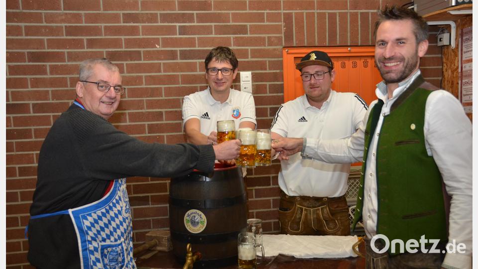Es ist geschafft. Die ersten Halbekrüge sind mit dem Bockbier vollgeschenkt. Dritter Vorsitzender Rainer Gebert, Vorsitzender Uli Münchmeier, Schankmeister Michael Riedl und Brauer Uli Scheuerer (von links nach rechts) stoßen auf einen erfolgreichen Bockbierabend im Sportzentrum an. Bild: dob