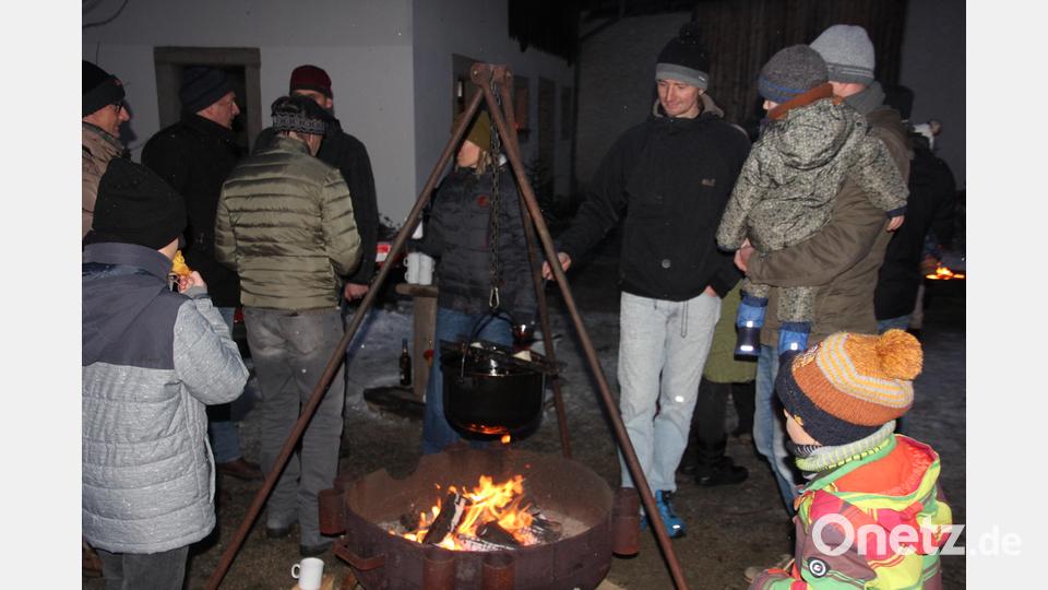 Am Lagerfeuer im Hof des Pfarrstodls genossen die Besucher die Atmosphäre des vorweihnachtlichen Martkes. Bild: kro