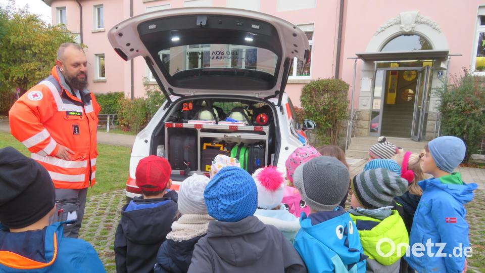 Michael Krauß vom BRK Mitterteich zeigte den Kindern das neue Einsatzfahrzeug der Helfer vor Ort (HvO). Bild: Kinderhaus &quot;Die kleinen Hankerler&quot;/exb
