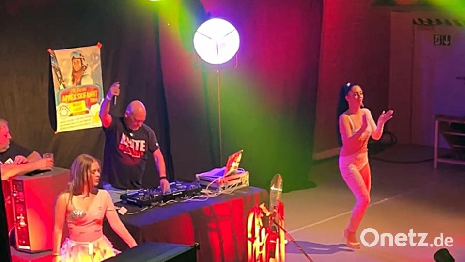 DJ Eisbär und die Partygirls heizen den Besuchern des Ski-Opening in der Riedener Mehrzweckhalle mächtig ein. Bild: gau