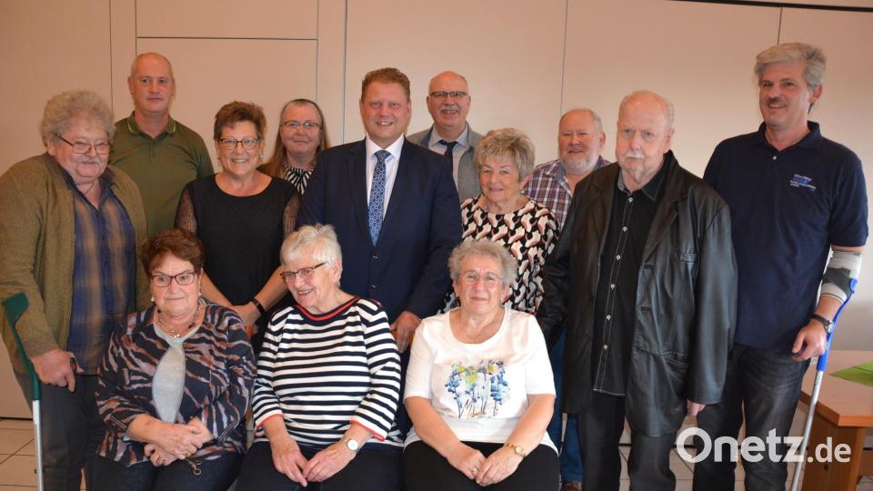 Neuwahlen standen beim VdK Mitterteich an. Dabei wurde Norbert Häckl (hinten, Mitte) im Amt bestätigt. Bild: jr