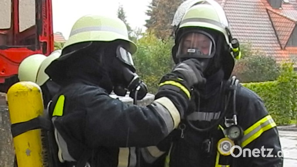 Beim Lehrgang für Atemschutzträger müssen die Feuerwehrleute auch einen praktischen Teil absolvieren. Bild: Albert Burger/exb