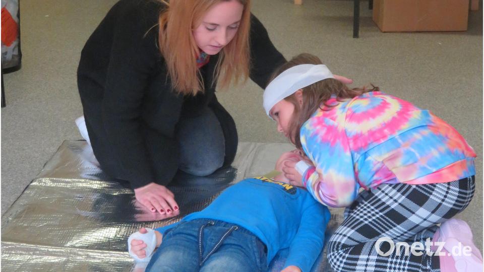 Geübt wurde auch die stabile Seitenlage. Bild: Kinderhaus &quot;Die kleinen Hankerler&quot;/exb