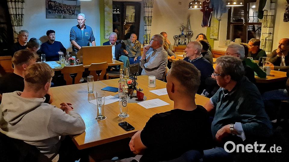 Vorsitzender Franz Bäumler berichtet von diversen Kleinprojekten und die Soccer-Arena, in die die Mitglieder viel eigene Leistung gesteckt haben. Bild: R. Kreuzer