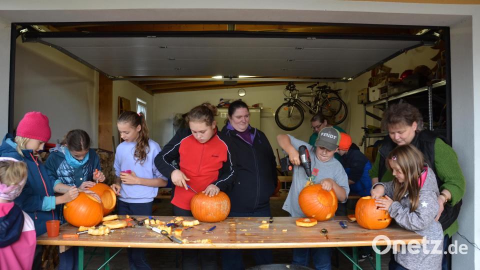 Die Kinder gestalten unter Leitung des Bücherei-Teams mit großer Begeisterung Halloween-Kürbisse. Bild: gi