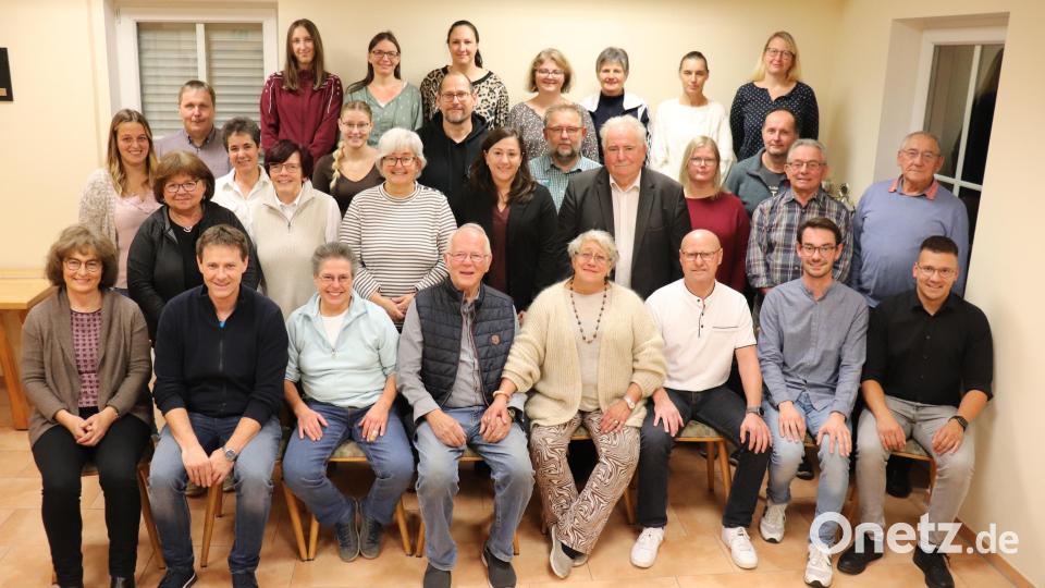 Zweiter Bürgermeister Peter Gold (erste Reihe stehend, Vierter von rechts), Jugendbeauftragter Sebastian Wiedemann (sitzend, Zweiter von rechts) und die Leiterin Tourist-Info und Museumsquartier Birgit Plößner (erste Reihe, stehend, Mitte) konnten zur Rückblickveranstaltung rund 30 Mitwirkende begrüßen. Bild: Stadt Tirschenreuth/exb