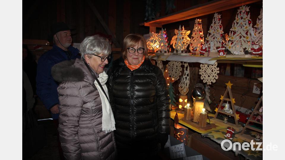 Viel Beachtung fanden vorweihnachtliche Dekoartikel aus Holz. Bild: kro