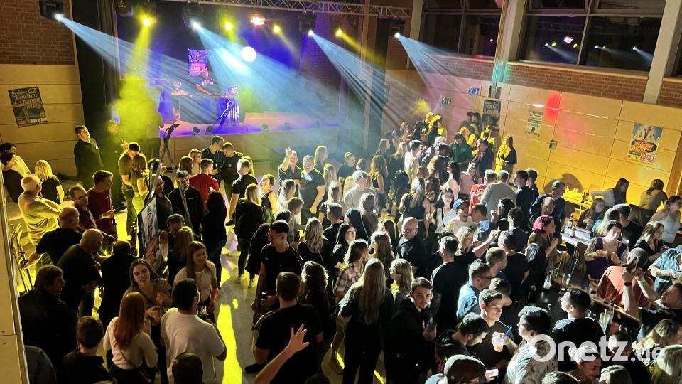 ausgelassene Partystimmung in der Riedener Turnhalle Bild: gau