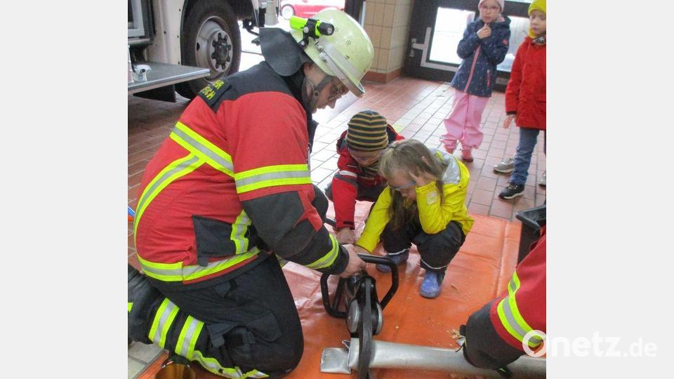 Mit Spannung verfolgten die Kinder den Einsatz einer Spreizzange. Bild: Kinderhaus &quot;Die kleinen Hankerler&quot;/exb