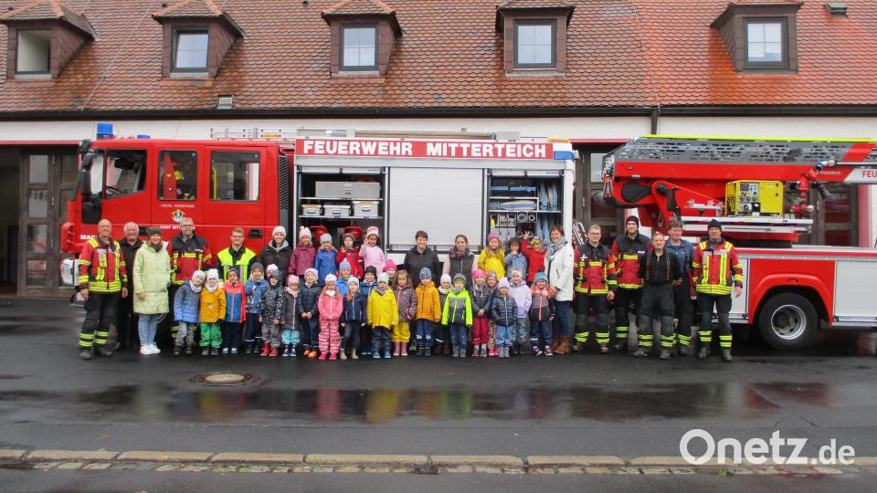 Die Mädchen und Buben des Kinderhauses &quot;Die kleinen Hankerler&quot; statteten der Feuerwehr Mitterteich einen Besuch ab. Bild: Kinderhaus &quot;Die kleinen Hankerler&quot;/exb