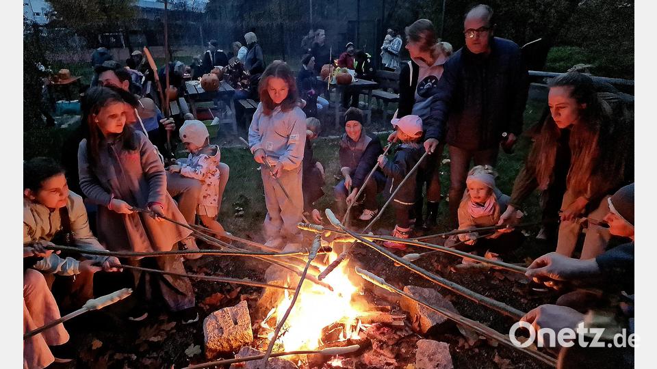 Die Kinder grillen das Stockbrot über dem offenen Feuer Bild: R. Kreuzer