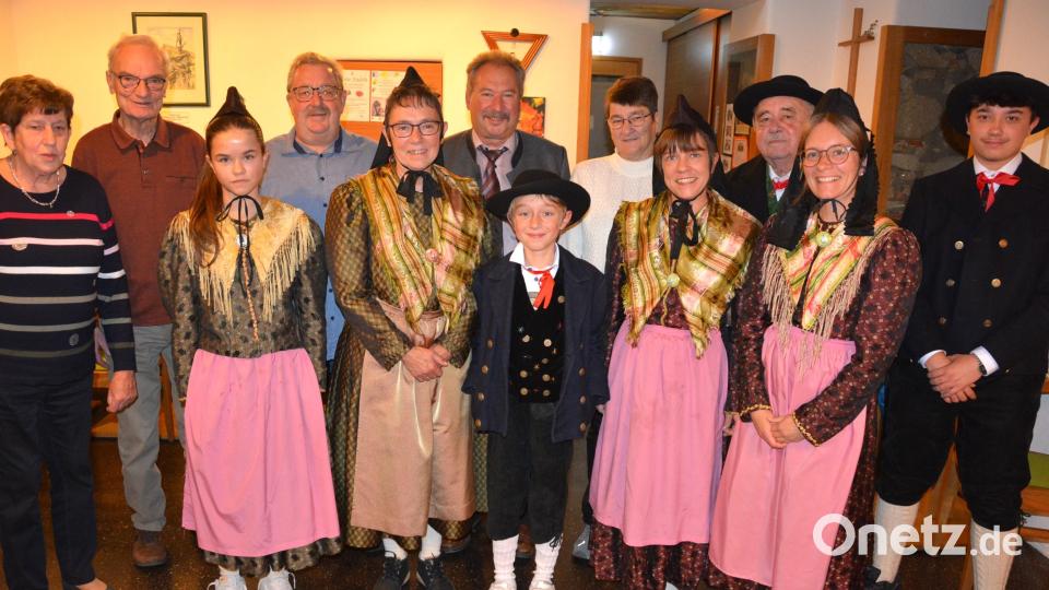 Neuwahlen gab es beim Stiftländer Heimatverein, der in drei Jahren sein 100-jähriges Bestehen feiern kann. Geführt wird der Verein weiter von Michaela Lenk (Fünfte von links), die seit 27 Jahren an der Spitze steht. Bild: jr