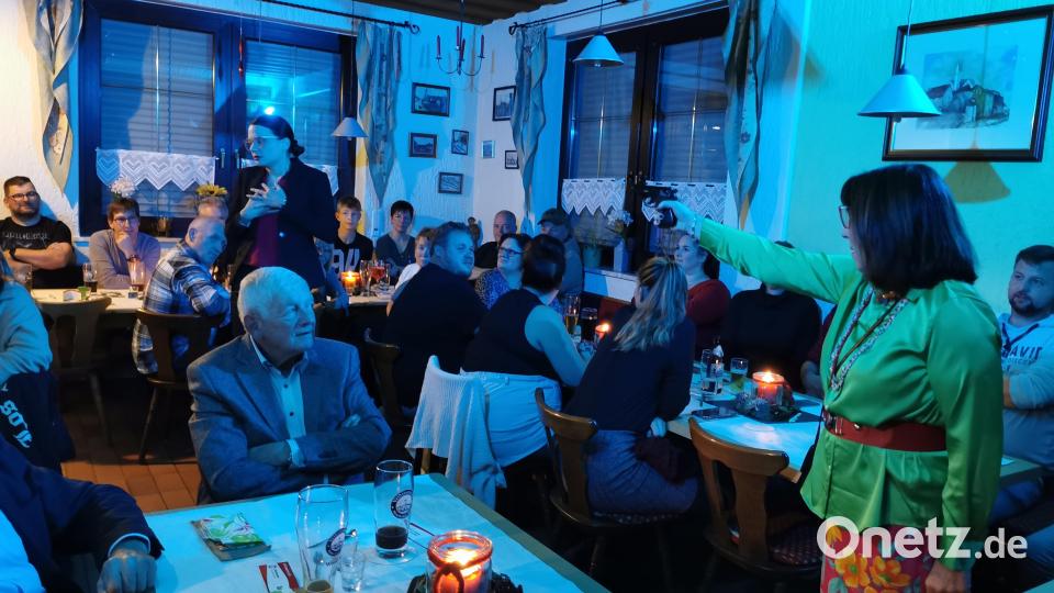 Farblich unterlegter Ablauf des Mordgeschehens vor den Gästen des Krimindinners. Bild: hzi