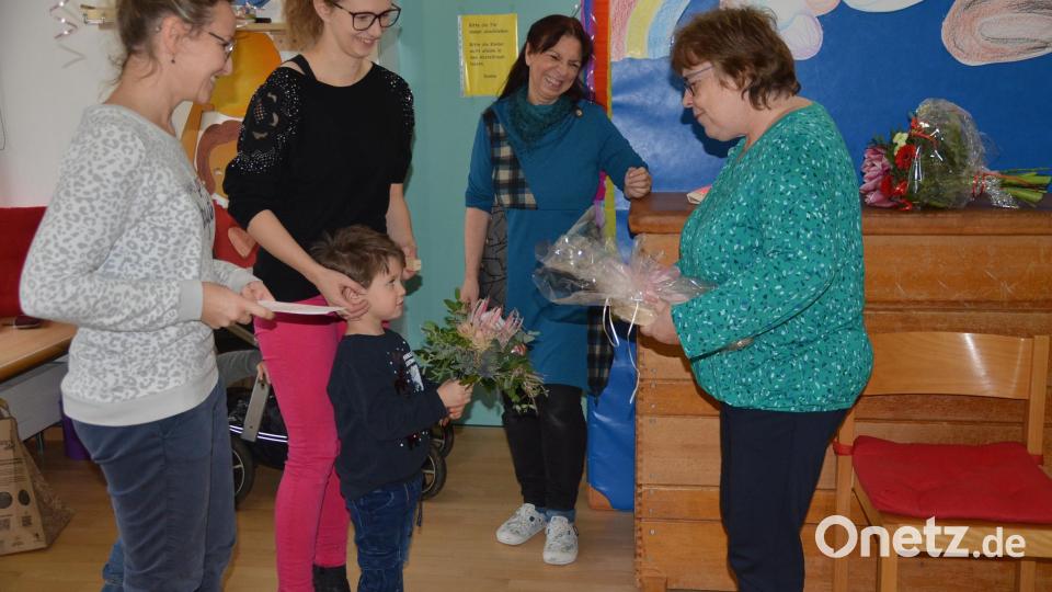 Mit einem lachenden aber auch tränenden Auge verabschiedete die Kita Birkenweg ihre geschätzte Mitarbeiterin Sigrid Neumeier Bild: ak