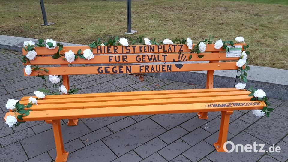 Verschiedene Aktionen und Symbole wie diese Bank werben international für den Orange Day und damit für ein klares Nein zu Gewalt gegen Frauen. Symbolbild: UN Women Deutschland/exb