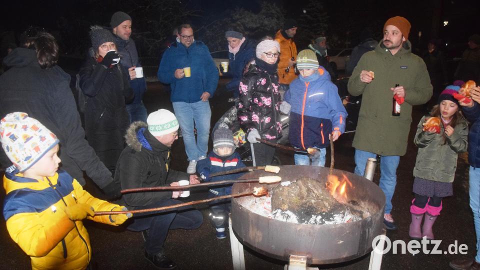 Stockbrot grillten die Kinder an der Feuerschale, während die Eltern sich eine Tasse Glühwein schmecken ließen. Bild: fz