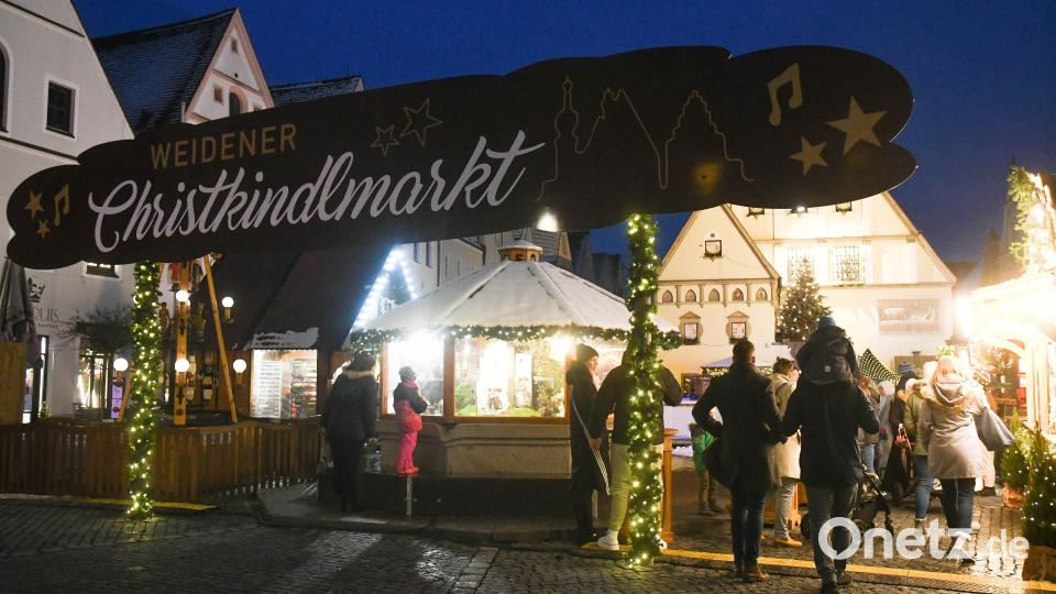 Neu in diesem Jahr: Das Willkommensschild am Eingang zum Christkindlmarkt. Bild: Gabi Schönberger