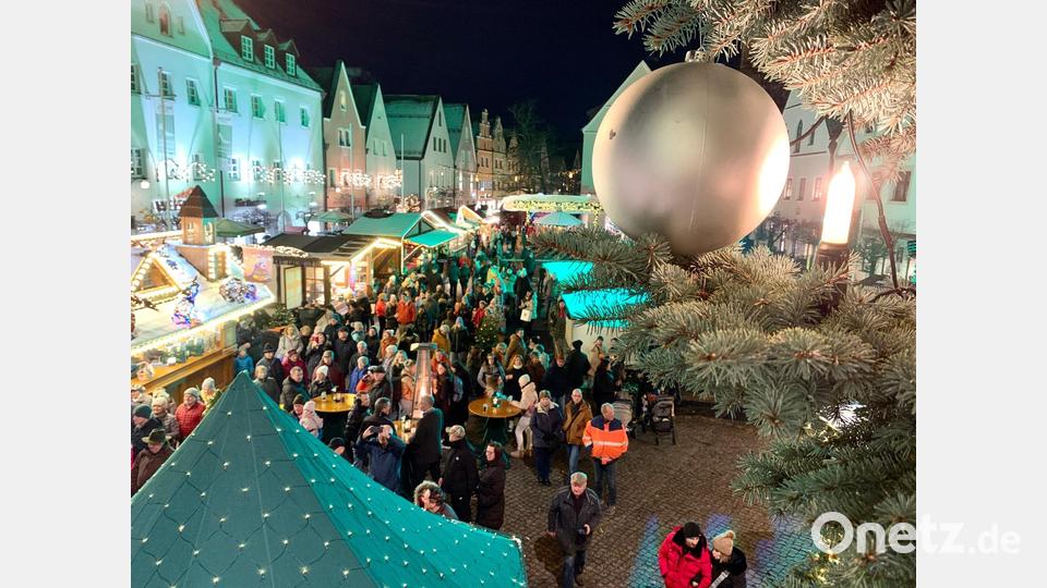 Der Platz vor dem Alten Rathaus war zur Eröffnung durch Oberbürgermeister gut gefüllt. Bild: Gabi Schönberger